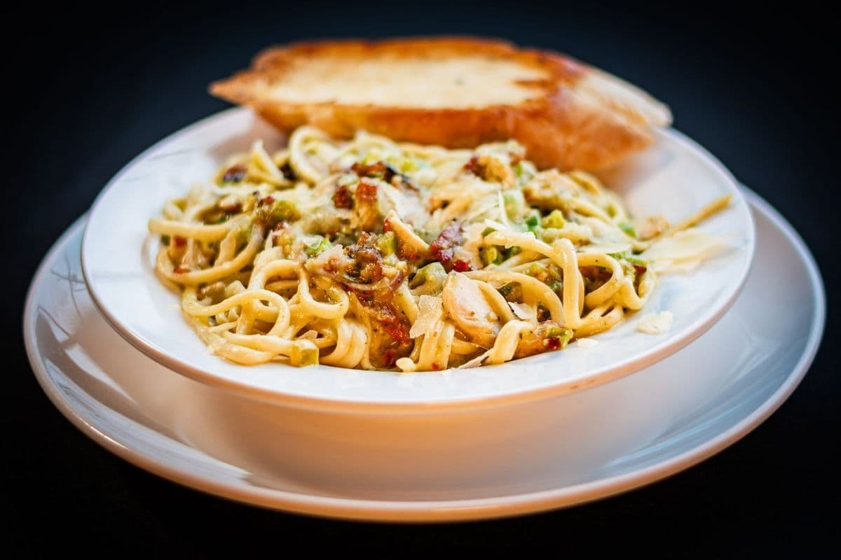 CREAMY CHICKEN PESTO PASTA