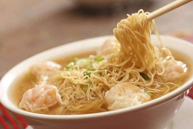 #63 Soupe wonton (Porc & crevette)  avec nouilles / Wonton (Pork & Shrimp)Soup  with Noodles /鲜虾云吞汤面 / #63 Soupe wonton (Porc & crevette)  avec nouill