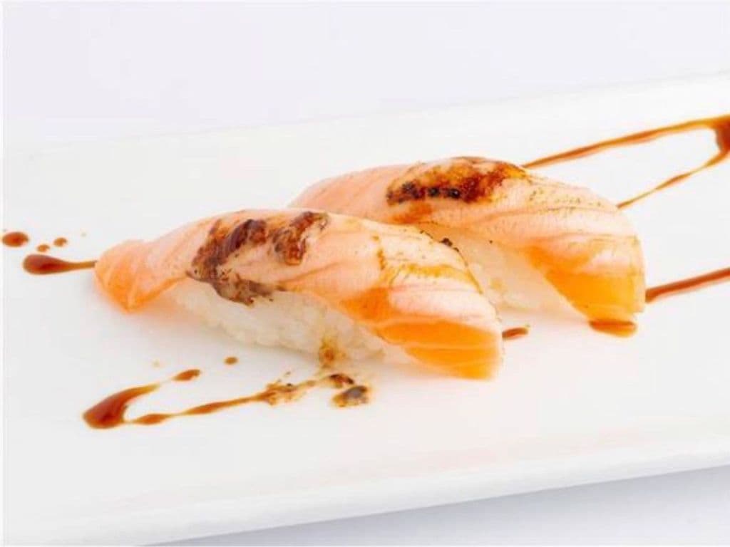 Torched Salmon Sushi (2pcs)