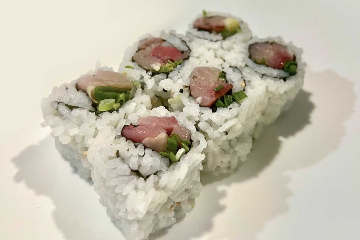 Hamachi Roll (6 pcs)
