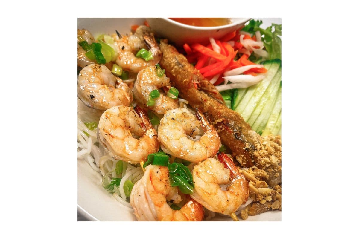 F3. Grilled Prawns and Spring Roll (1 pc)