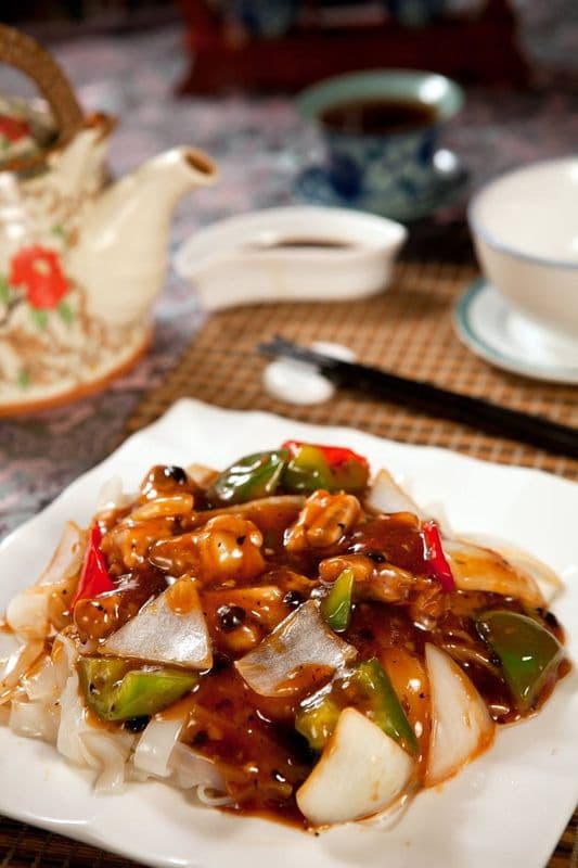 Flat Rice Noodles with Chicken in Black Bean Sauce / 豉椒雞河