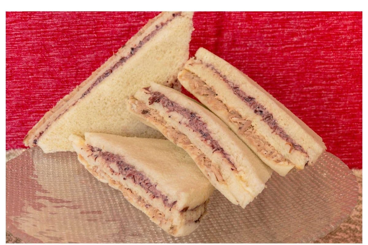 4 Tuna & Black Olives Sandwiches (Triangular)