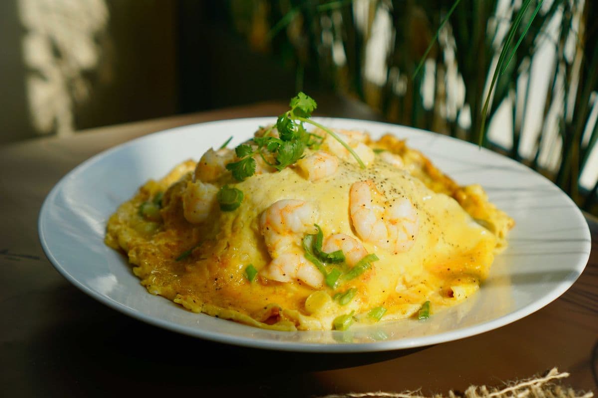 R6. Shrimp Garlic with Scramble Egg on Fried Rice / Cơm Tôm Phủ Trứng