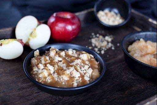 Apple Crumble and Caramel Sauce / Croustade aux pommes et sauce caramel