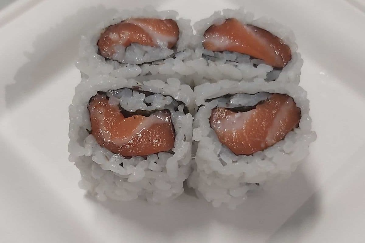 22.Salmon Roll (6 pcs)