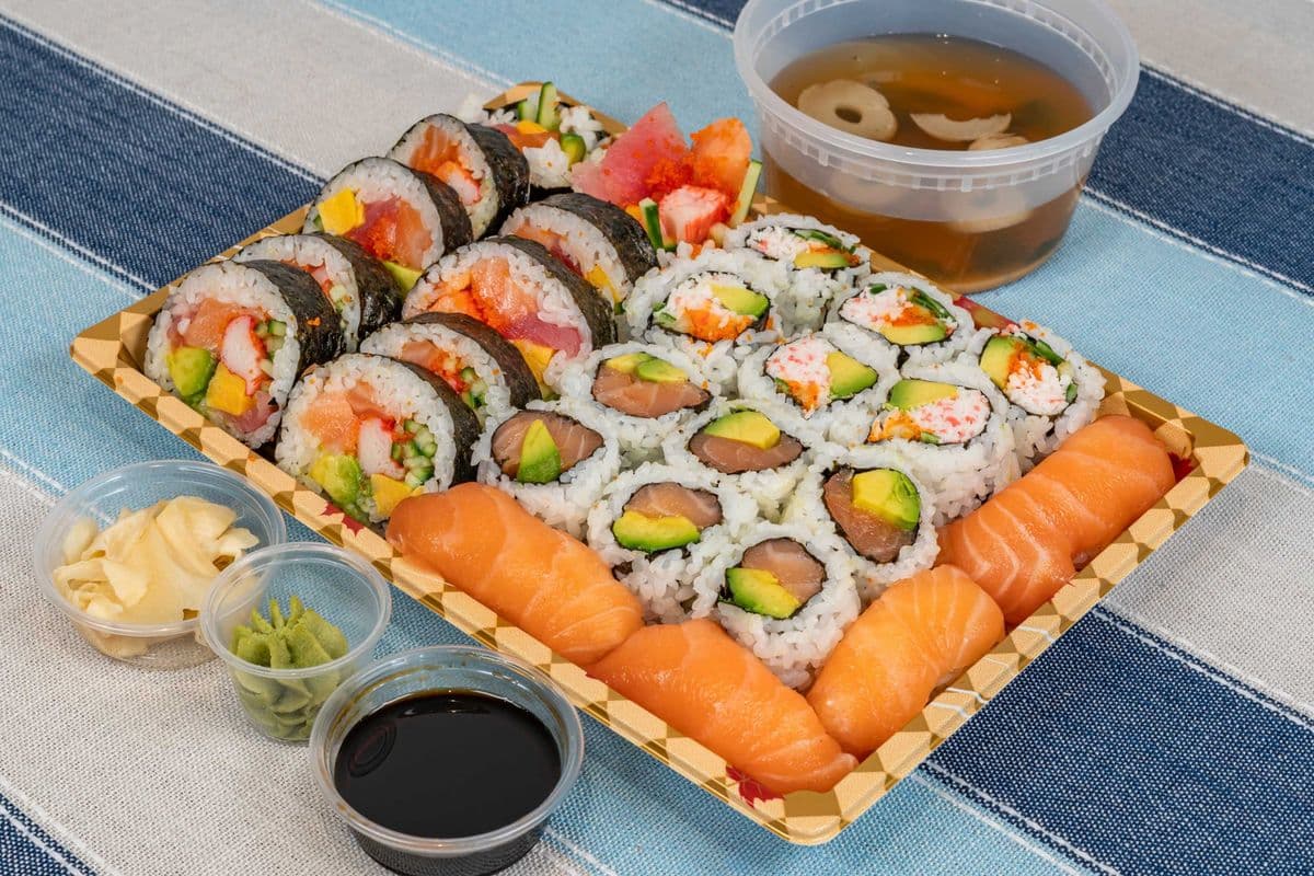 52. Popular Maki Combo(Vancouver House Roll 10pcs, Salmon Avocado Roll 6pcs, California Roll 6pcs, Salmon Sushi 4pcs)