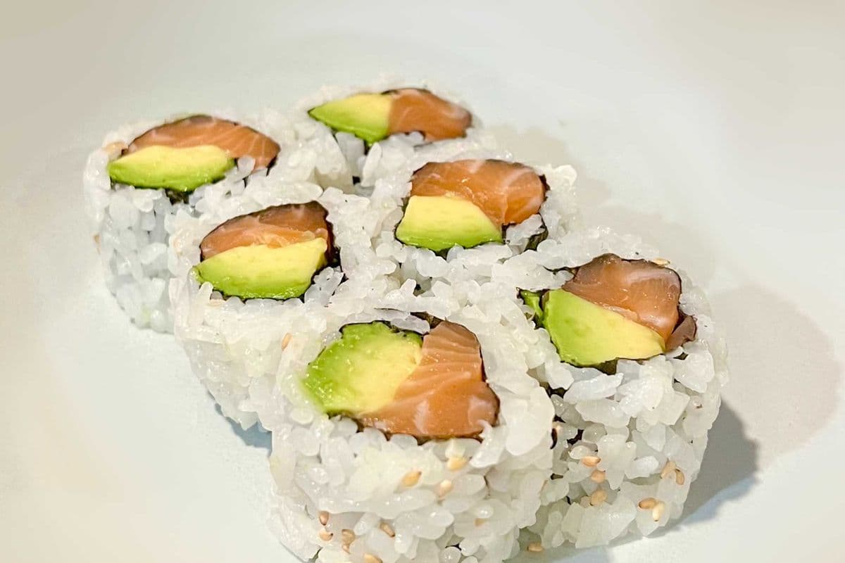 Salmon Avocado Roll (6 pcs)