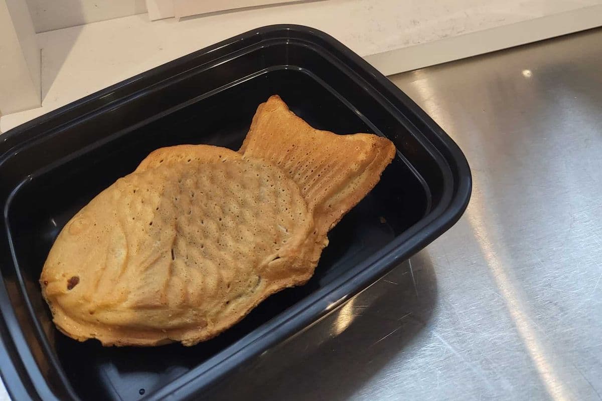 Taiyaki - Japanese waffle cake with red bean paste (1 piece - Hot)