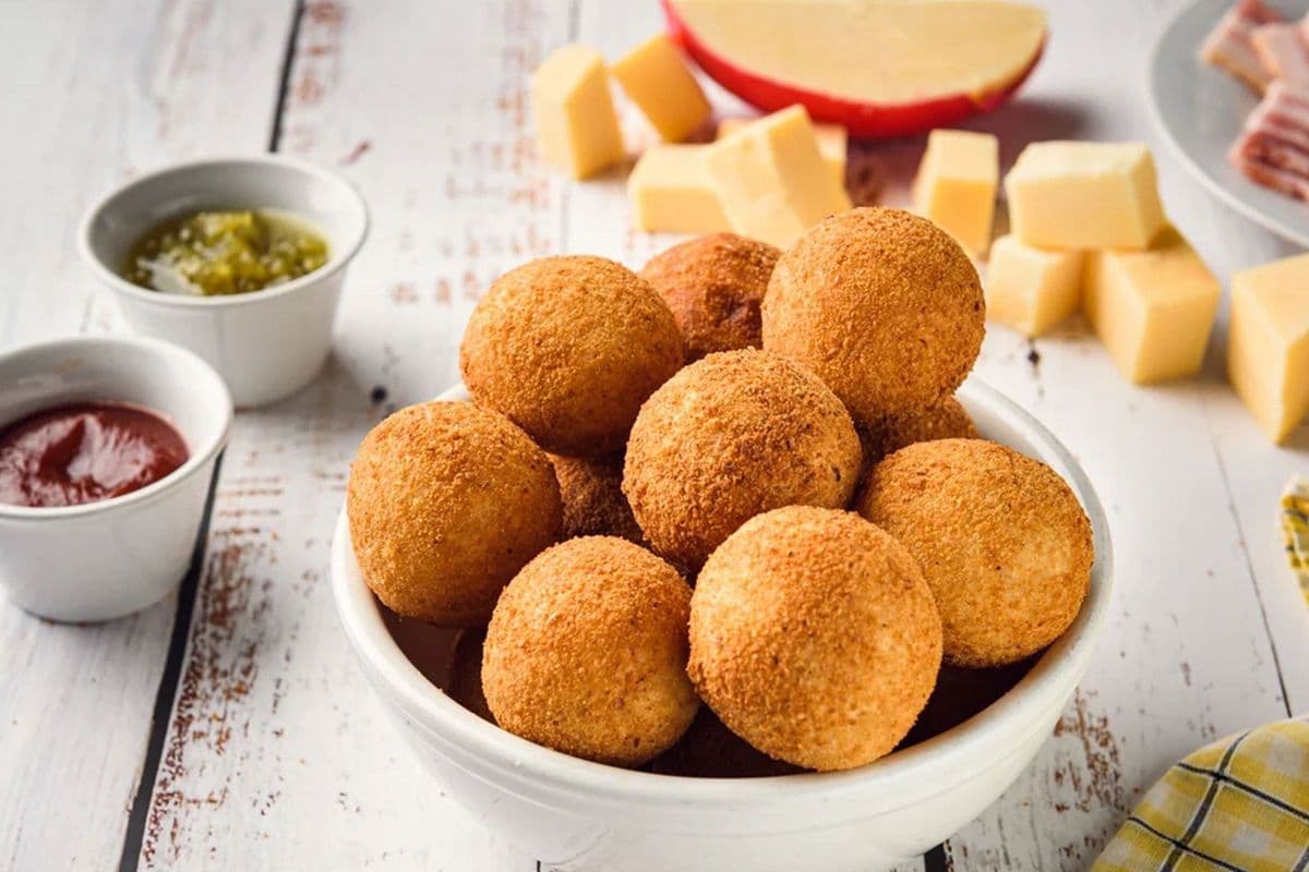 Bolinha de Queijo com Bacon (Cheese and Bacon Croquettes) 5 pcs