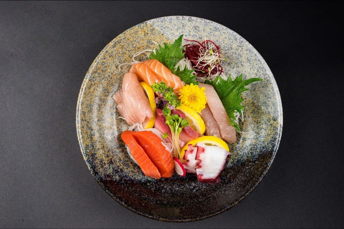 Assorted Sashimi (12 Pieces)