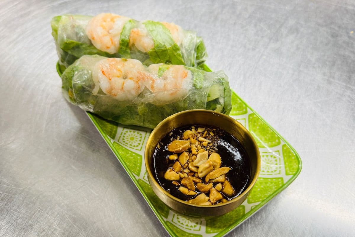 A1. Salad Rolls (2pcs)