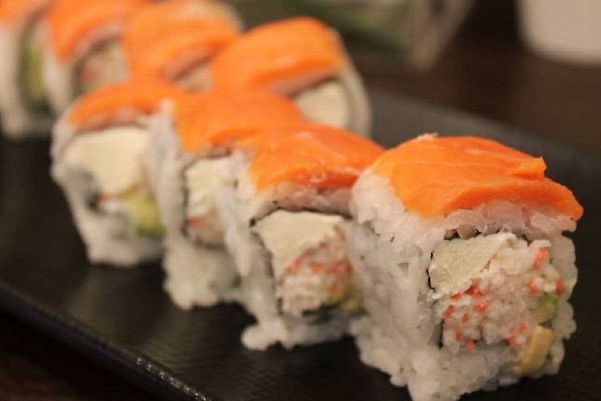 Smoked Salmon Cream Cheese Roll (8 pcs)