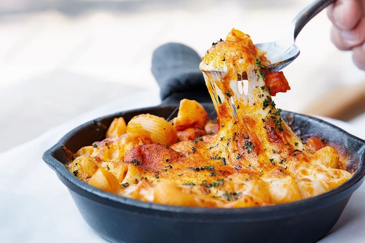 Family pack bacon Mac & cheese. Served with garlic bread ( 6-7 people)