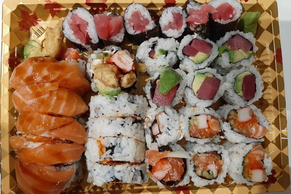 99. Maki Platter A 28pcs(Salmon&Tuna Hoso Maki 6pcs, BC Roll 6pcs, Tuna Avocado Roll 6pcs, Dynamite Roll 5pcs, Red Dragon Roll 5pcs)
