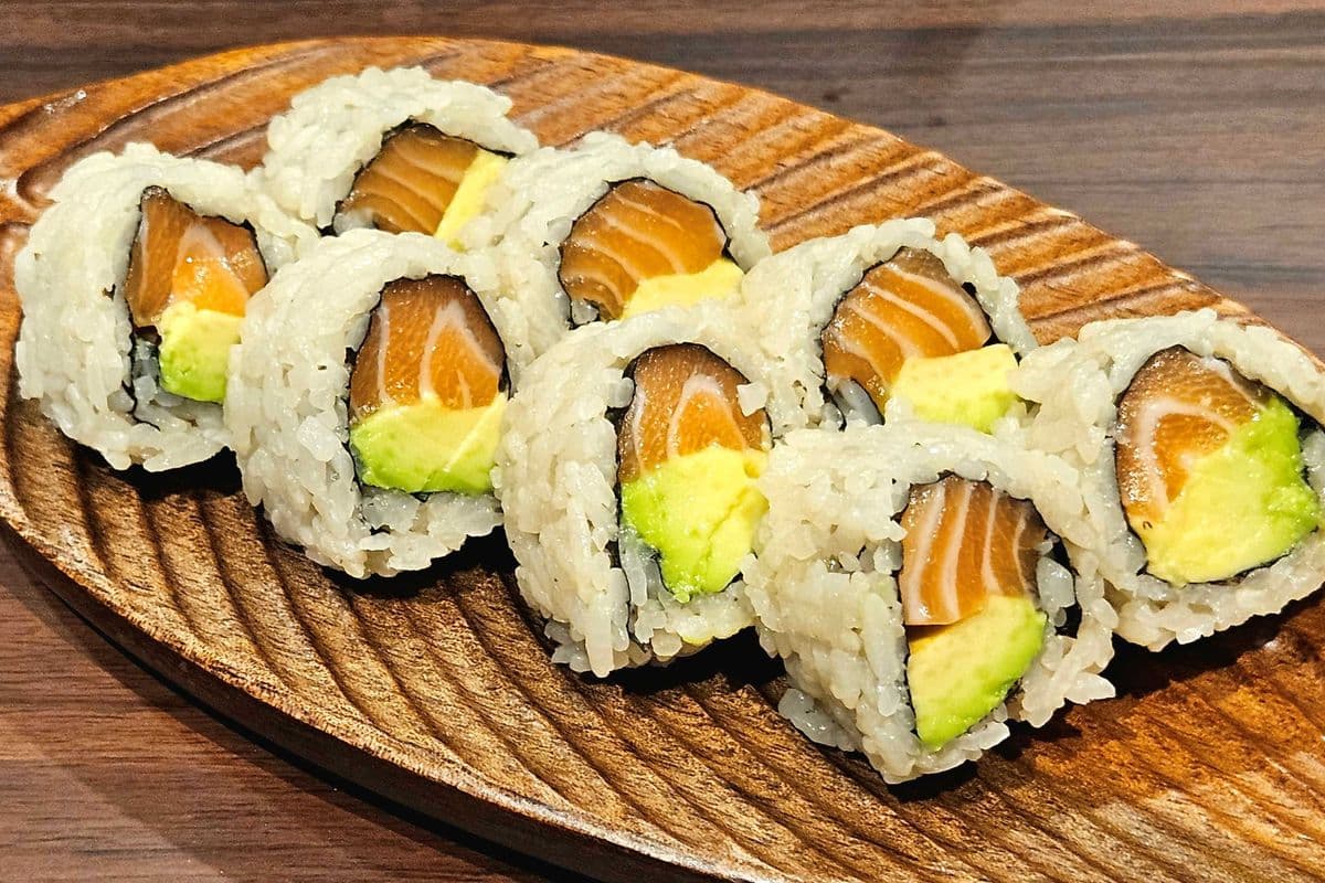 Salmon Avo Roll (8pcs)