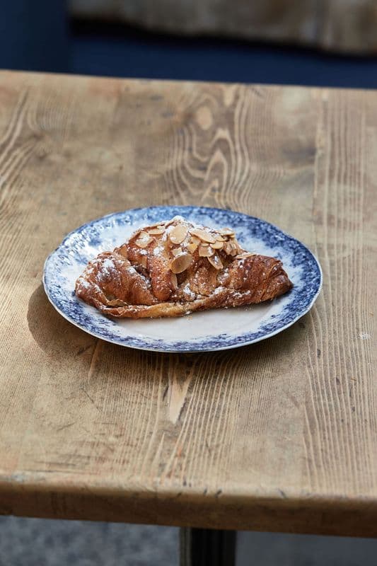 Croissant aux amandes / Almond Croissant