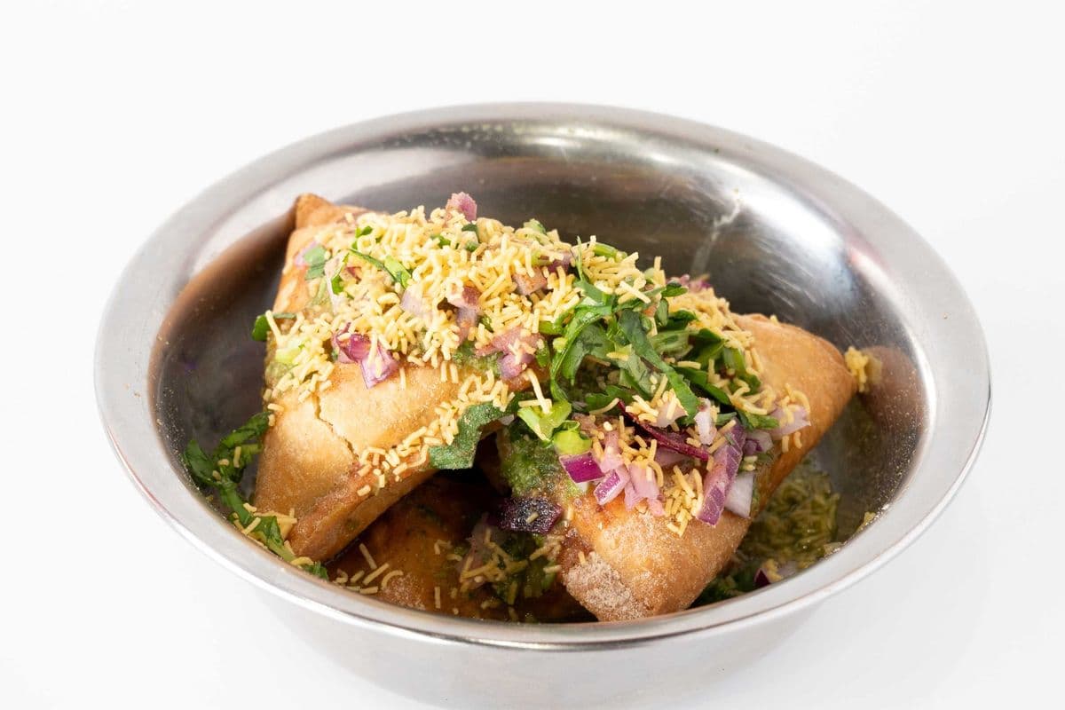 Samosa Chaat (V) (SN Green Chutney) (No Onions)