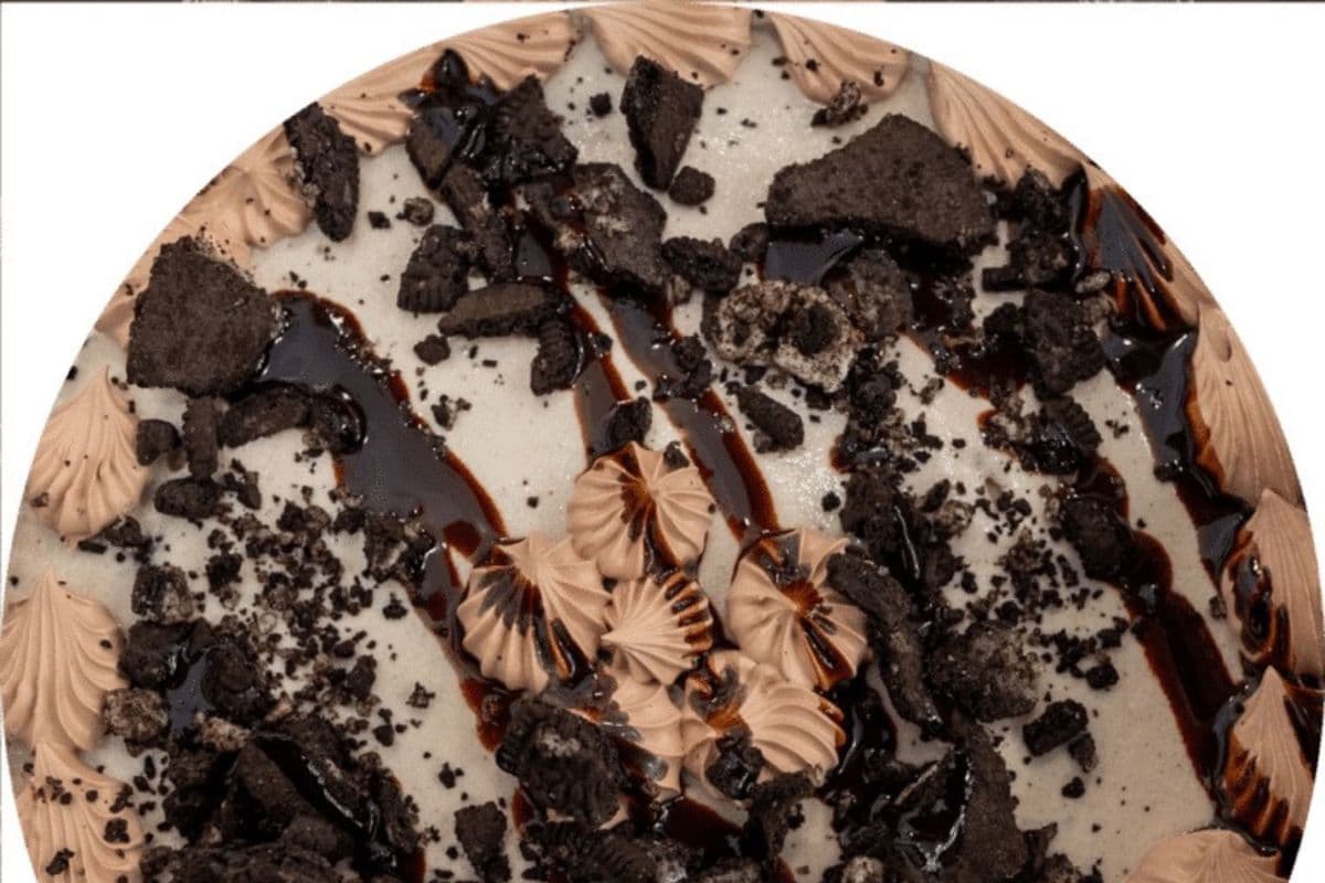 Cookies & Cream (8" - serves 12-16 people)