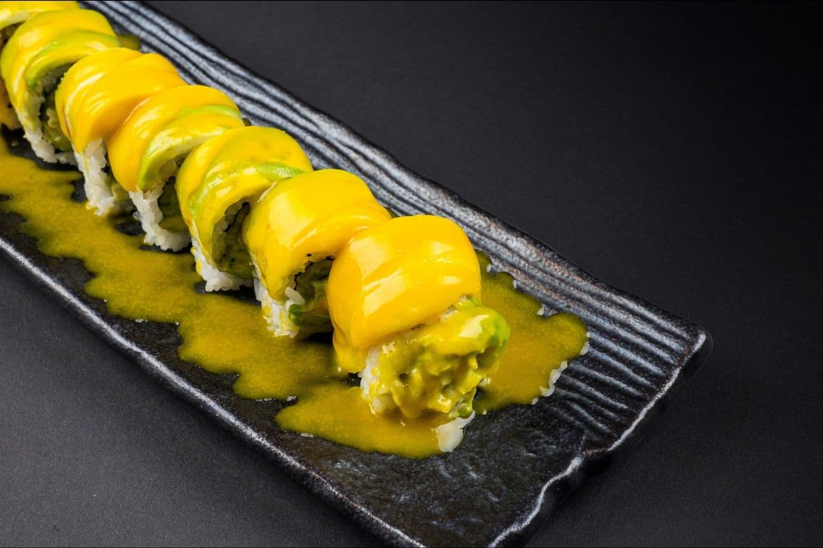 Mango Avocado Roll (8 Pieces)