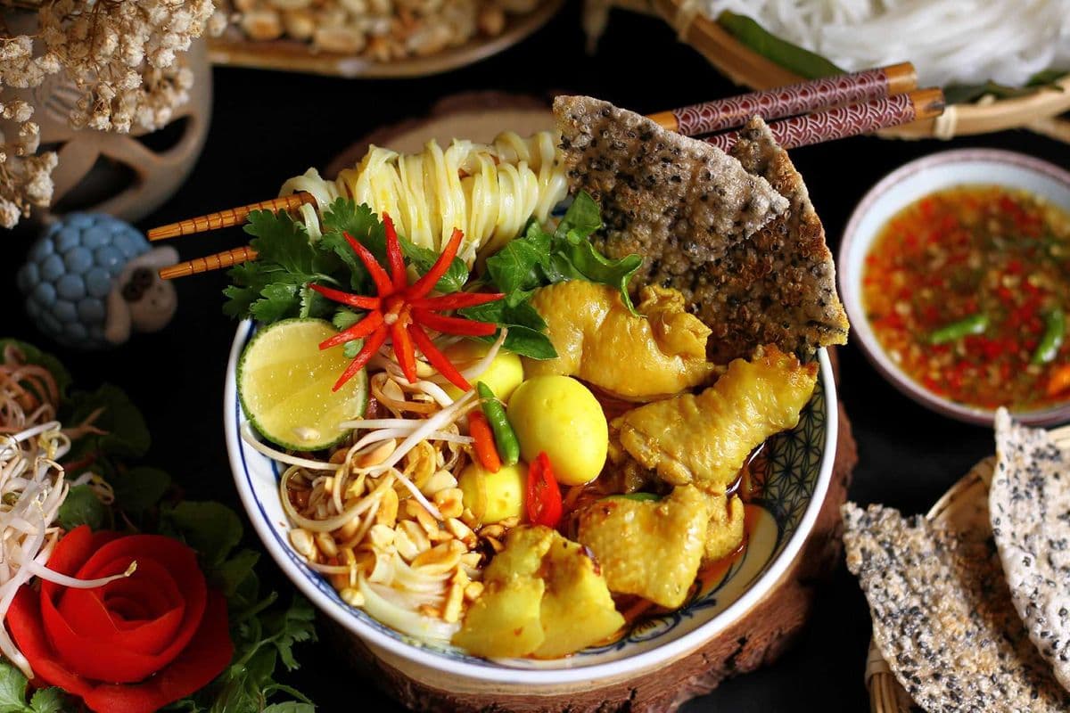"Quảng" Style Noodle Soup (Mì Quảng)