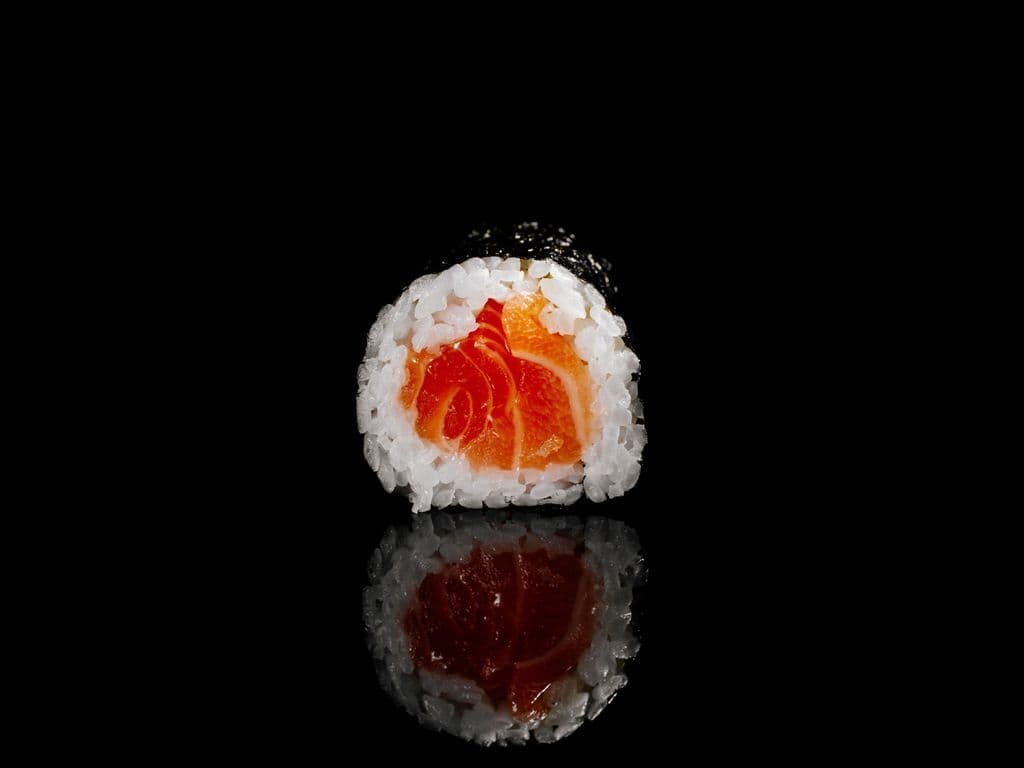 M01. Salmon Roll (6 Pcs)