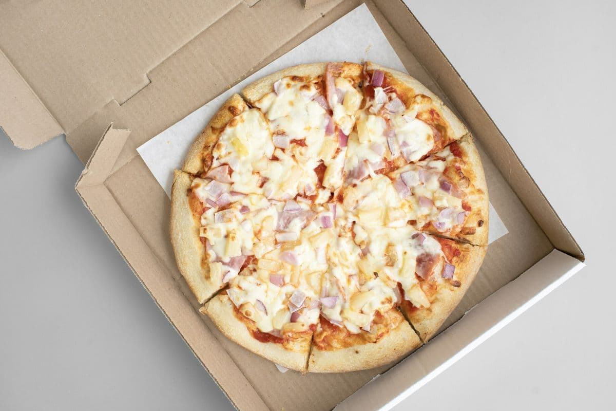 12¨ Medium Hawaiian Retreat Signature Pizza