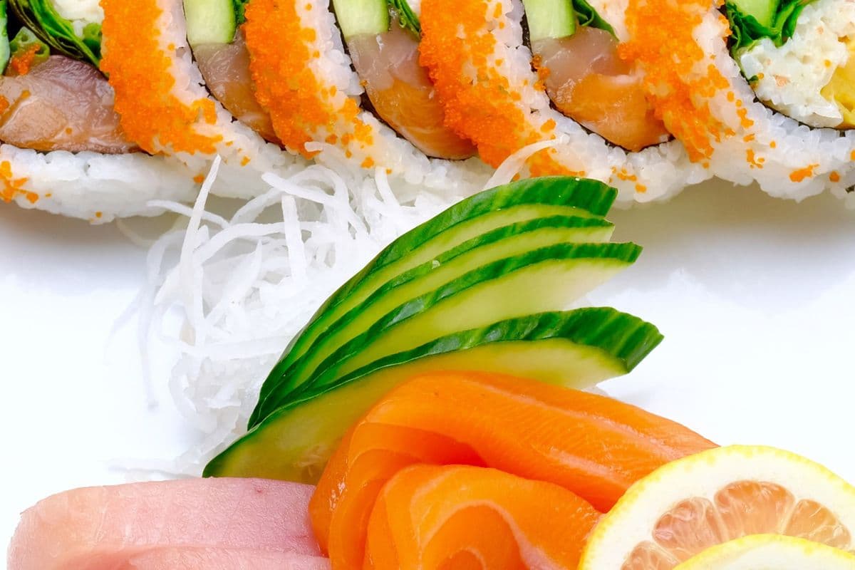 Sashimi and Roll Combo (9 pcs)