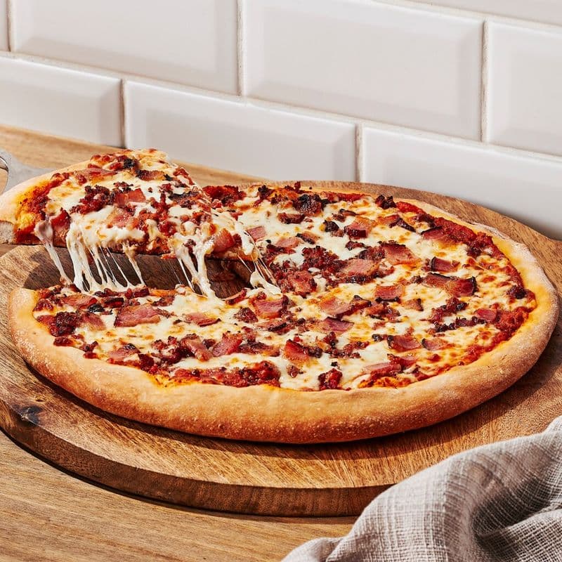 Moyenne pizza à la viande fumée de porc et bacon fumé artisanal / Medium Pork Smoked Meat and Artisanal Smoked Bacon Pizza