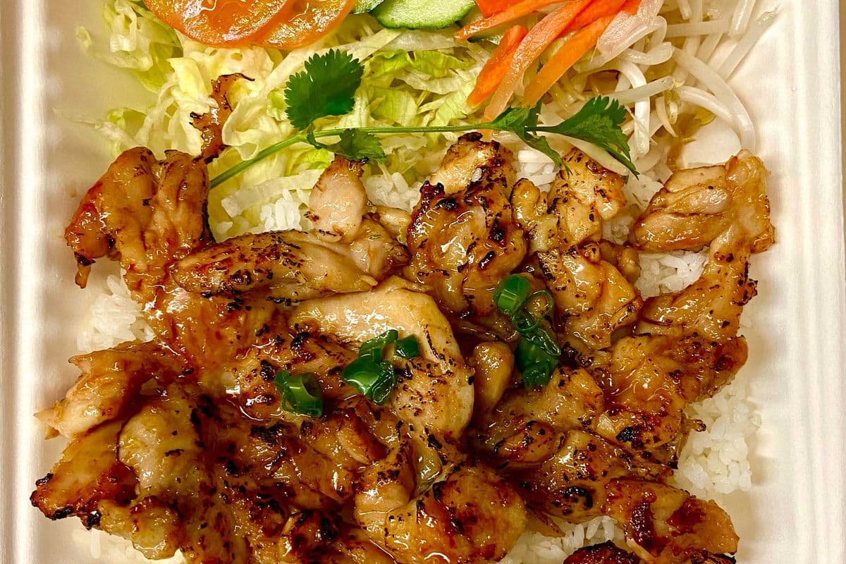 27 Lemongrass Chicken - Cơm gà ướp xả