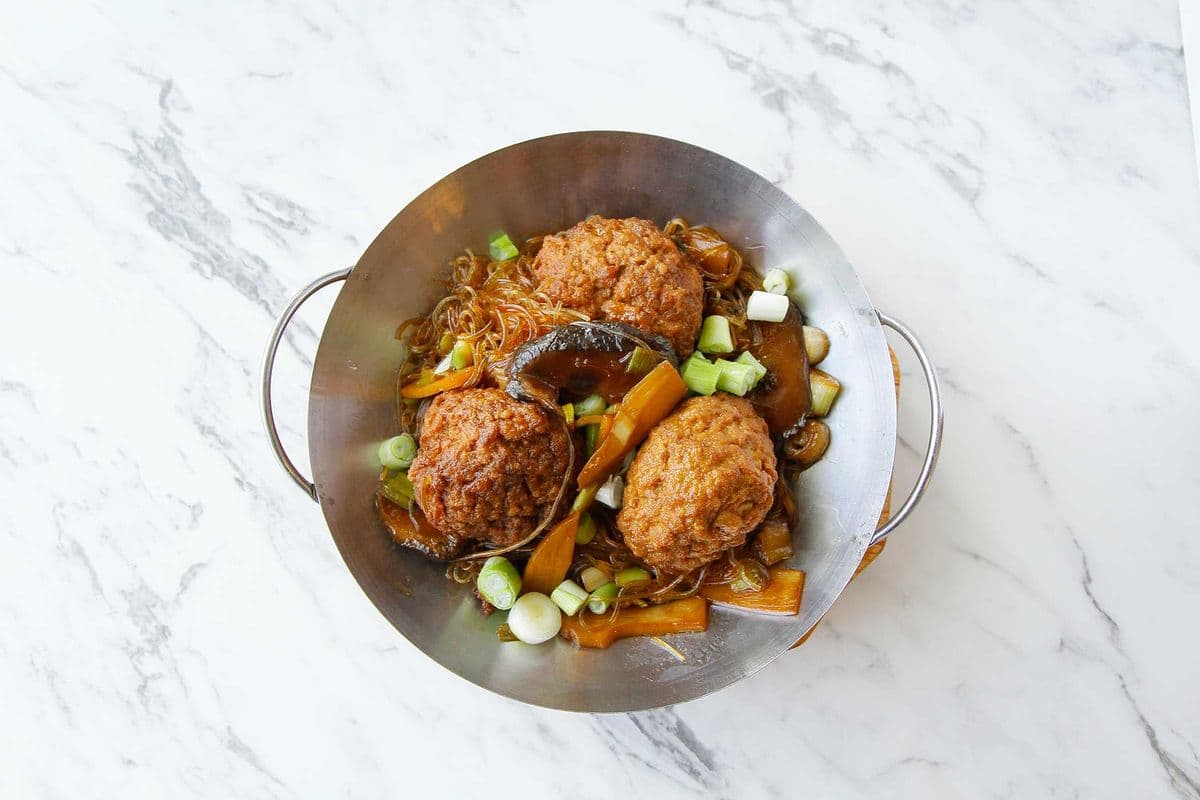Chinese Meat Balls with Chinese Cabbages and Bamboo Shoot 紅燒獅子頭
