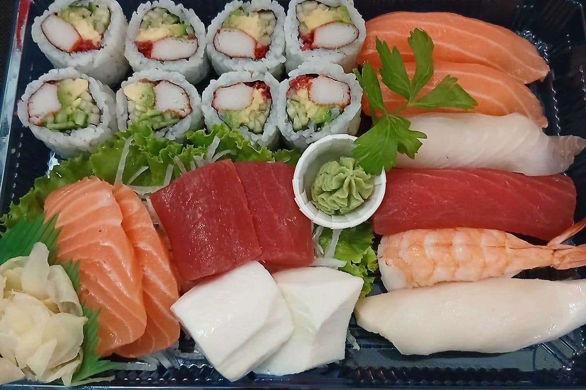 Deluxe Sushi & sashimi Combo (20pcs)