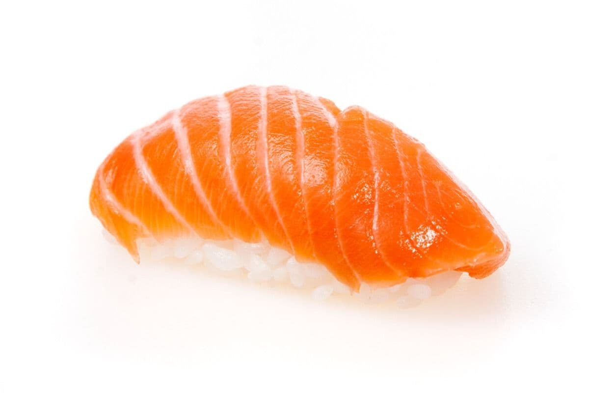 S02. Salmon Sushi (2 pcs)