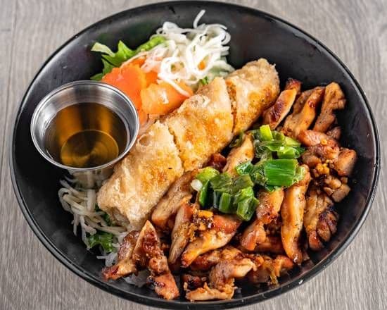 16. Bun Cha Gio Ga Nuong avec rouleau imperial 烧鸡肉春卷檬 / 16. Bun Cha Gio Ga Nuong avec rouleau imperial 