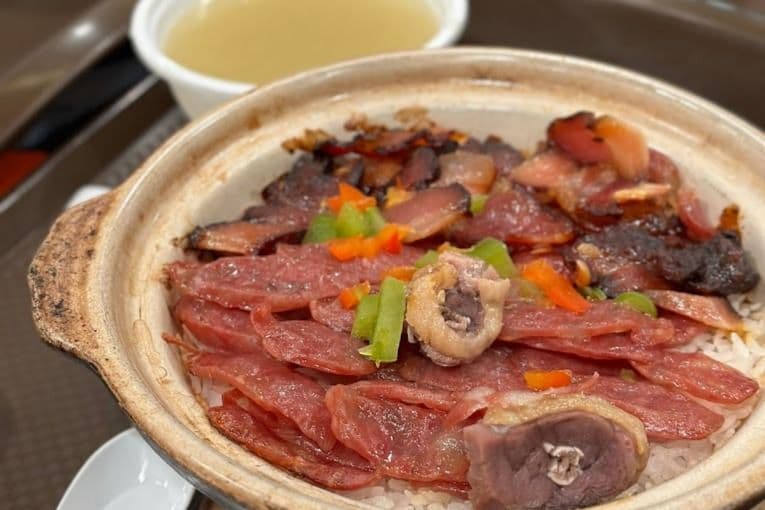 Pork Chops and Cantonese Sausage Rice (排骨腊肠瓦煲饭)