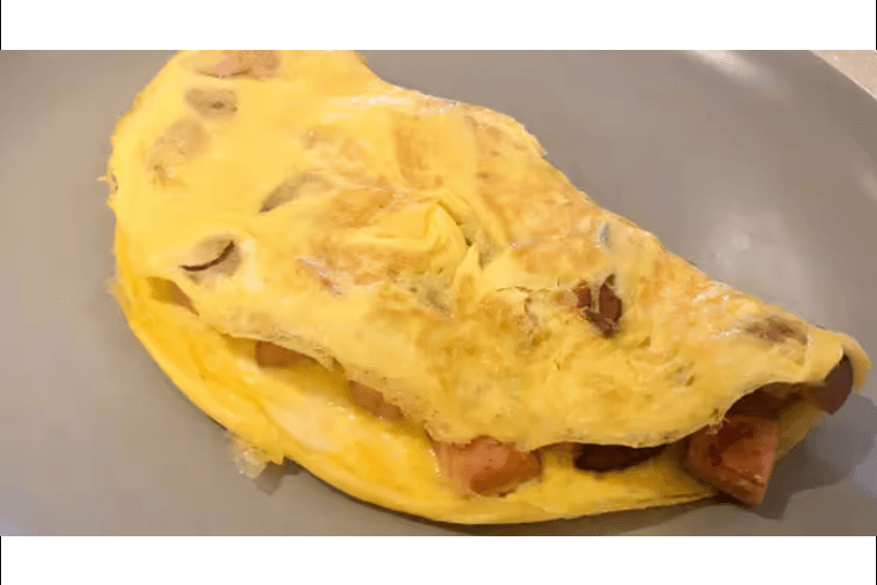 C5 Sausage Omelette 豬肉腸奄列
