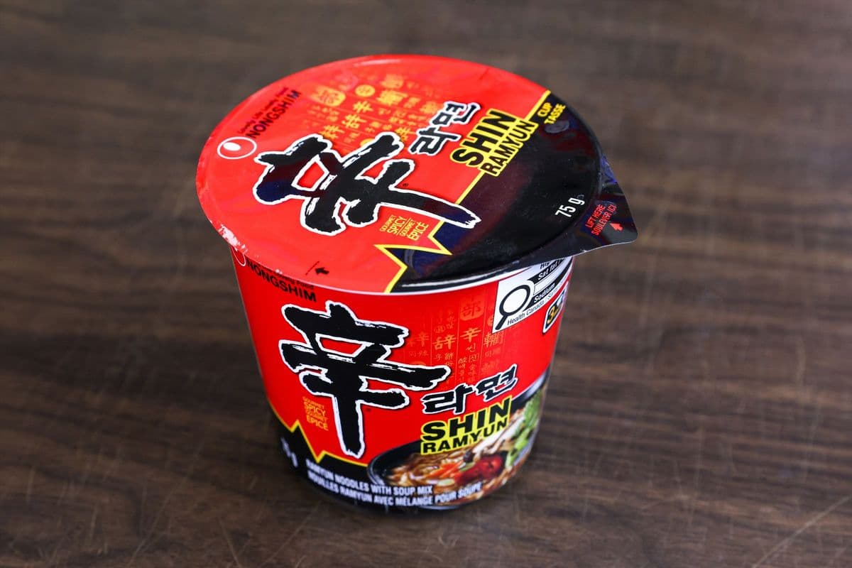 Nongshim Spicy Shin Noodle Soup (75 g)