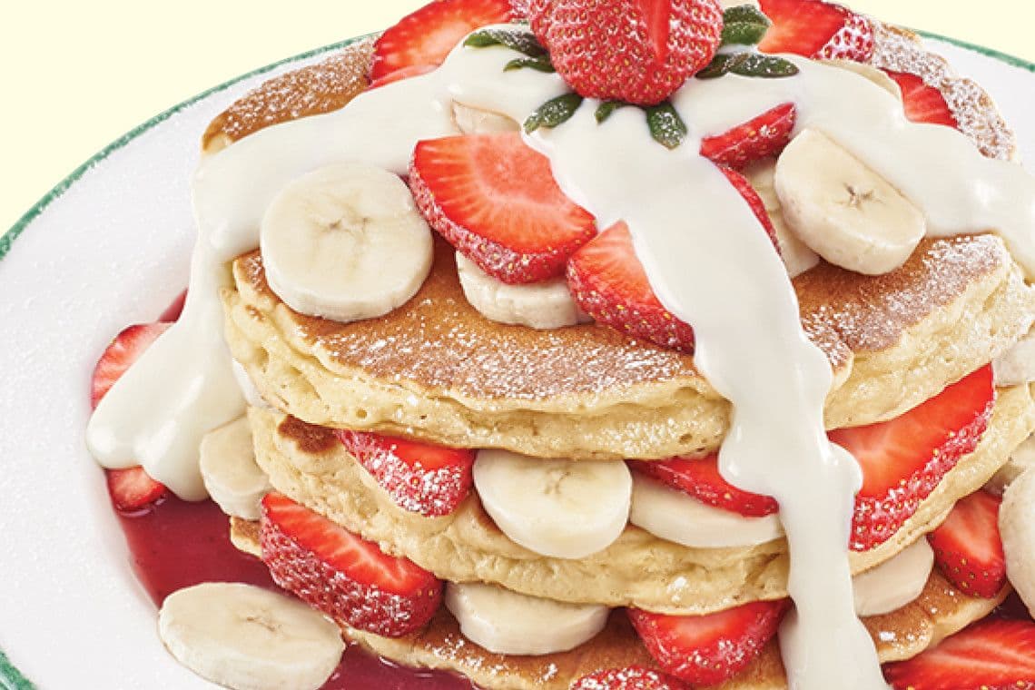 Strawberry-banana pancakes (1080 Cals.)