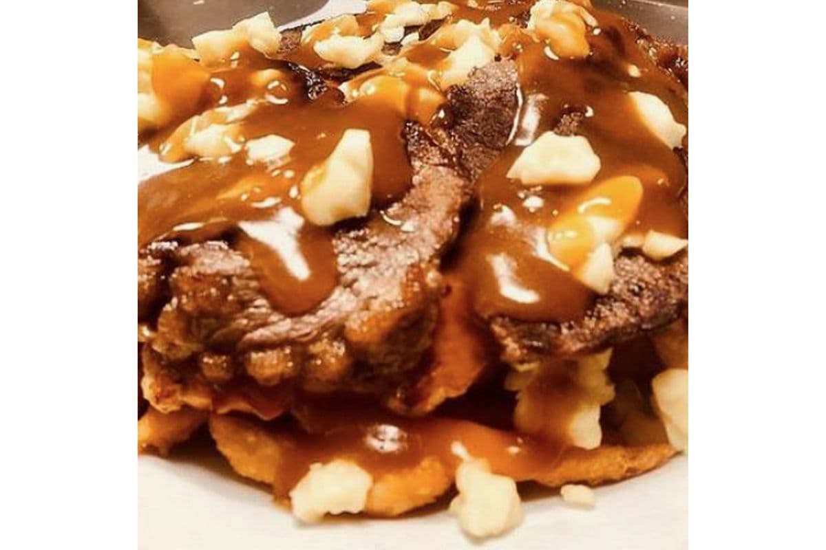 Poutine au steak tranché grande / Large Sliced ​​Steak Poutine