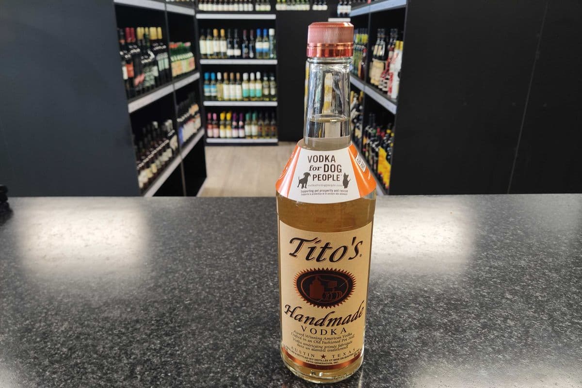 Tito's Handmade Vodka (1 x 750 ml Bottle)