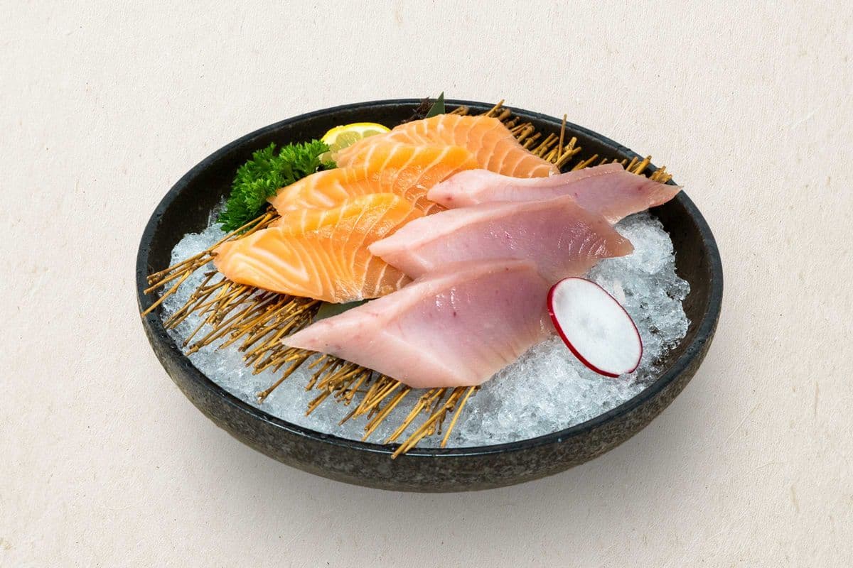 Salmon and Tuna Sashimi (8 pcs)