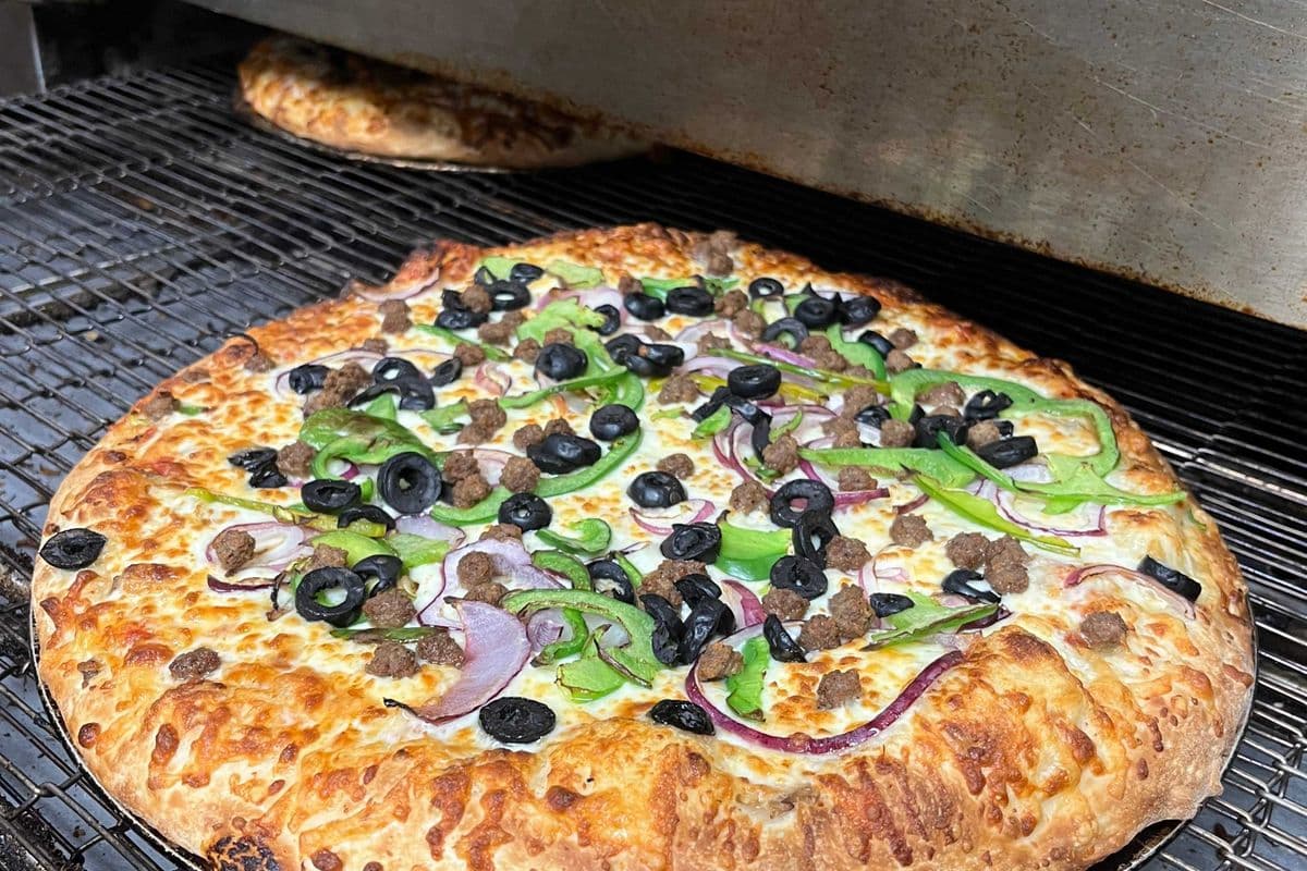 > 1 X Champion Special 16" Pizza