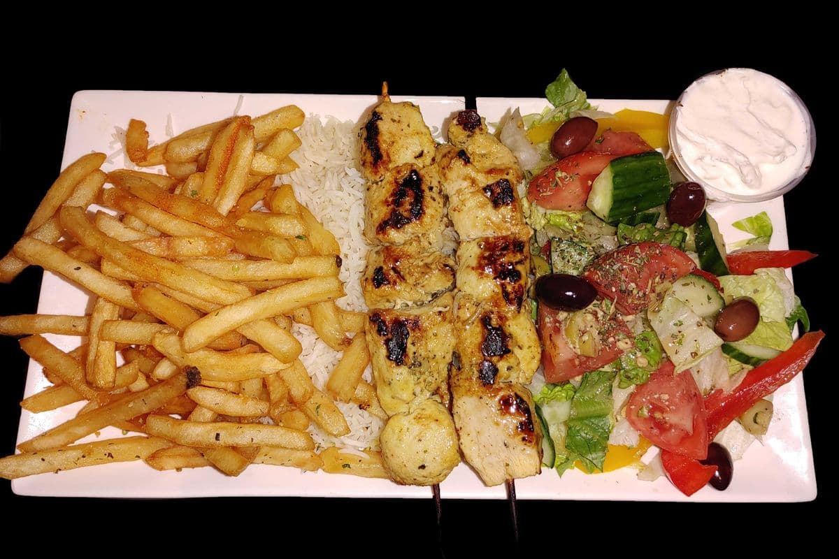 Poulet Souvlaki - 2 brochettes, riz, frites, salade / 2 Sticks of Chicken, Rice, Fries, Salad