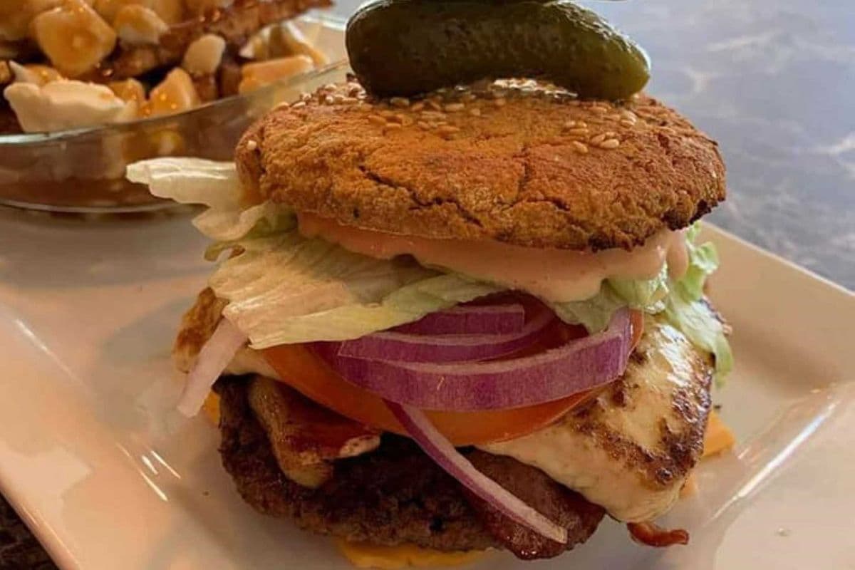 Burger kéto Saint-h et frites de célerie-rave (10 g)