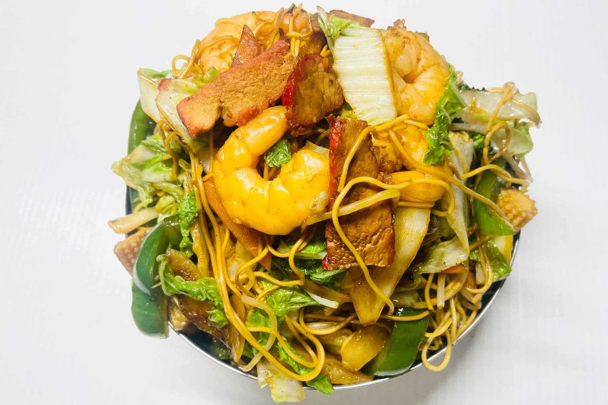 Cantonese Lo Mein ( chicken,5 bbq pork, 3 shrimp, lo mein noodles)