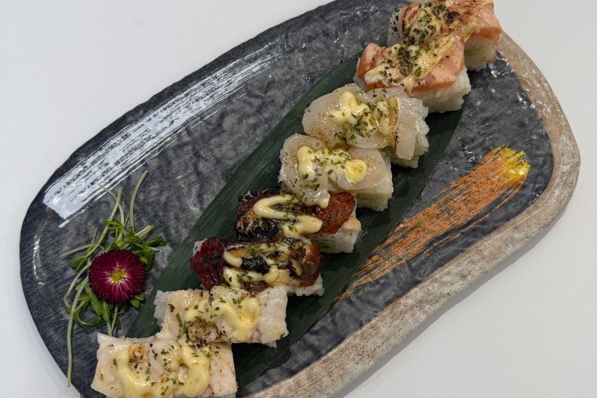 B6. Mixed Rainbow Pressed Sushi (8 pcs) 彩虹雜錦板壓壽司