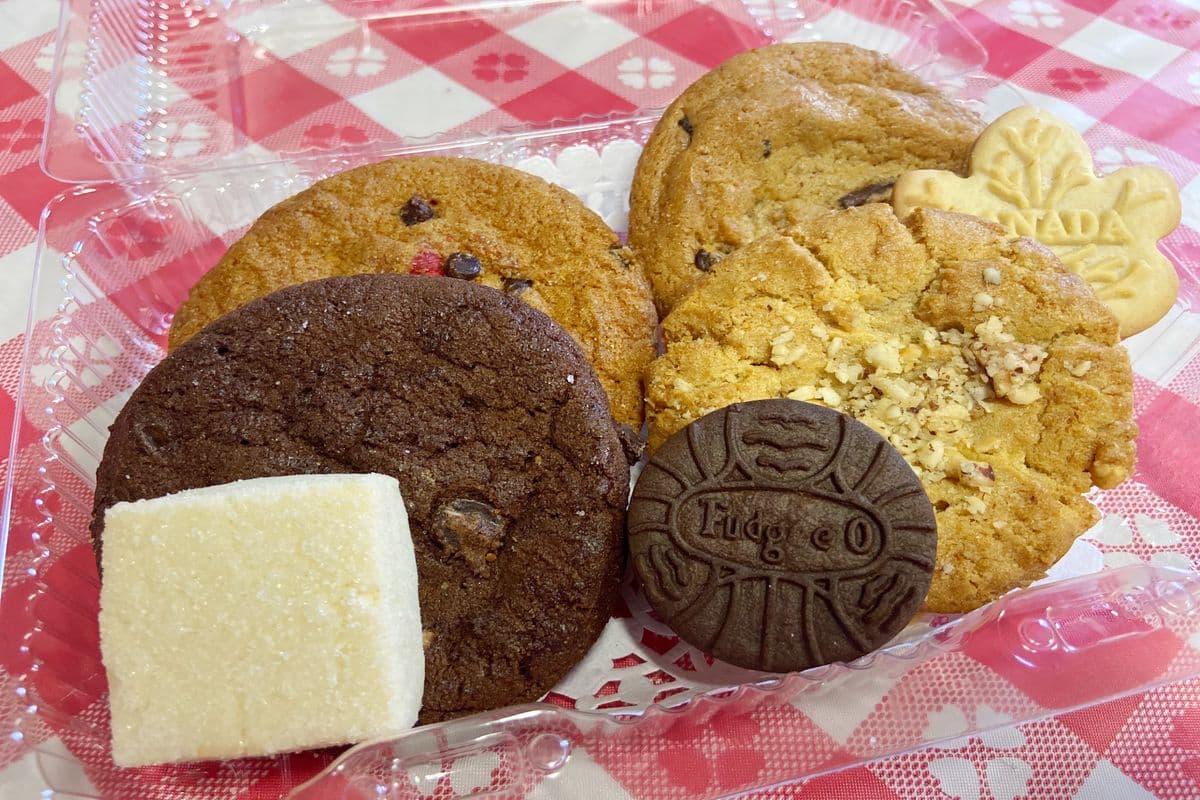 Assorted Large Cookies (4 pieces)