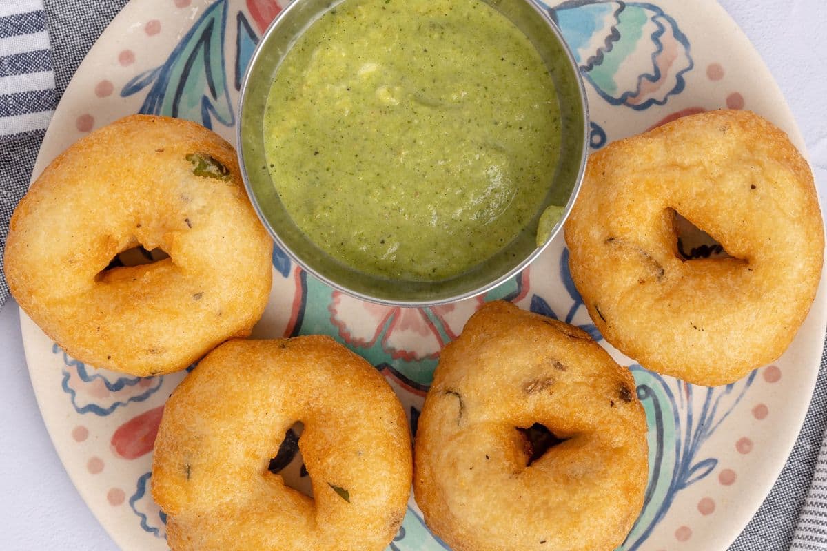 4 Medhu Vada + Coconut Sambol