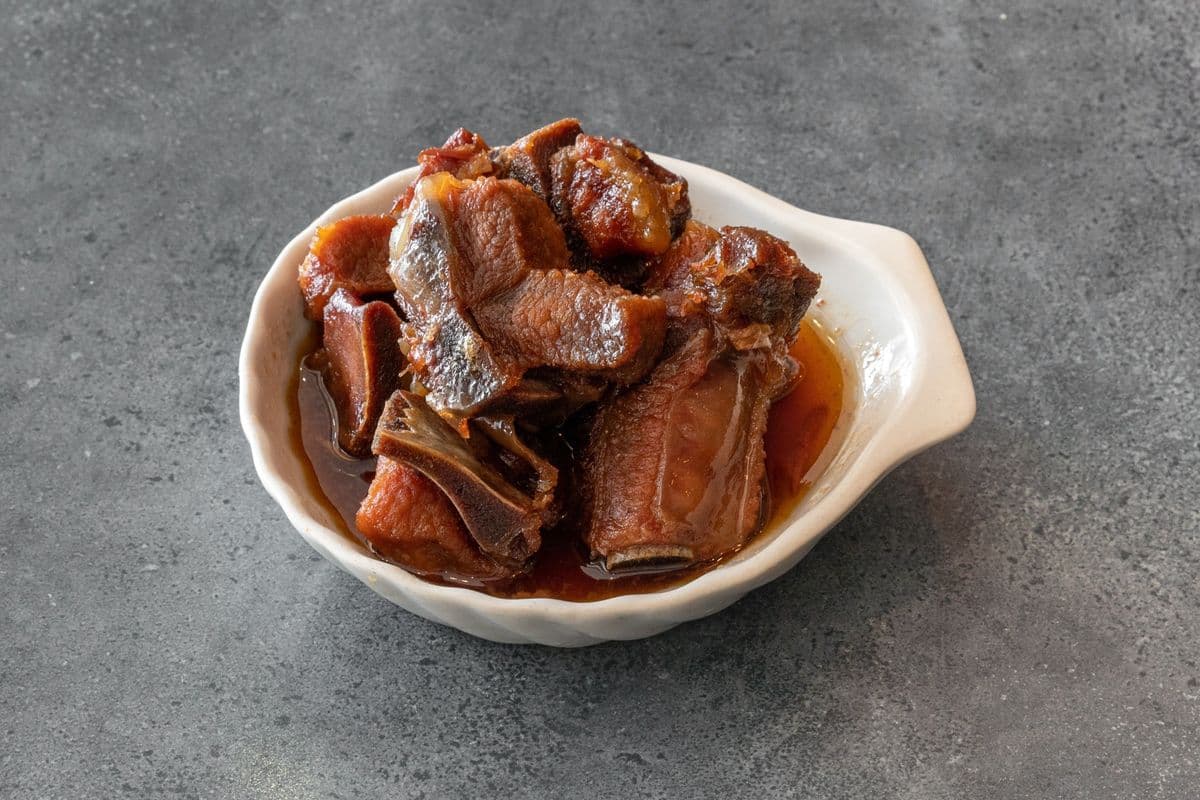 Côtelettes de porc avec sauce brune / Spare Ribs with Brown Gravy Sauce