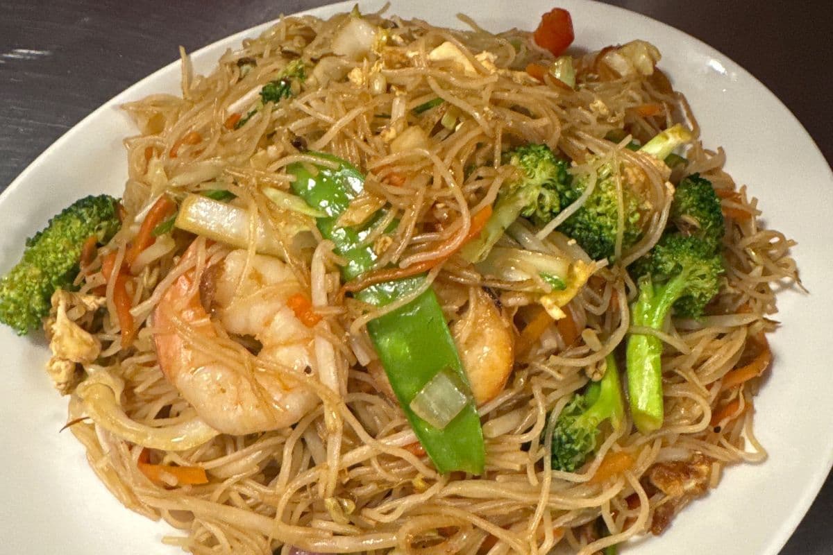 Assorted Seafood Stir Fried Rice Noodle